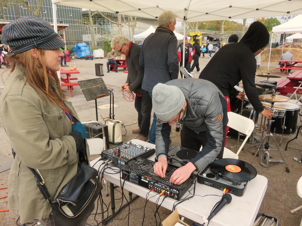 DJ Rob old school spinning vinyl